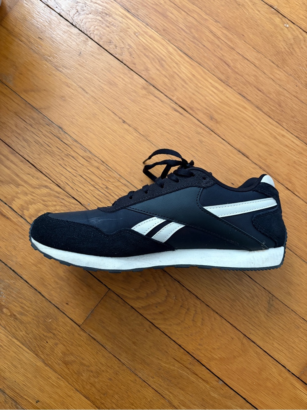 Reebok Black Low-Top Women’s Sneakers with White Accents Size 7.5